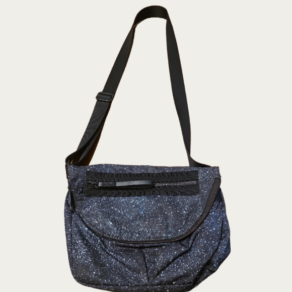 Lululemon Festival Bag II 5L in the Mineralize Multi/Black Color - Picture 3 of 14